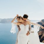 ¿Necesitas un Vacay? Esta suntuosa inspiración de Santorini Elopement satisfará tus deseos.